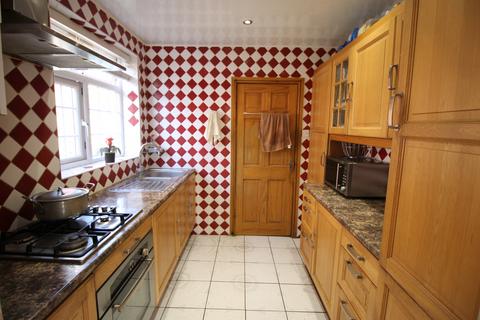 4 bedroom semi-detached house to rent, High Wycombe HP13