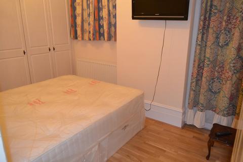 3 bedroom flat to rent, Fox Lane, Palmers Green