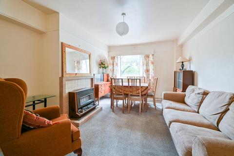 3 bedroom flat for sale, Woodfarrs, Denmark Hill, London, SE5