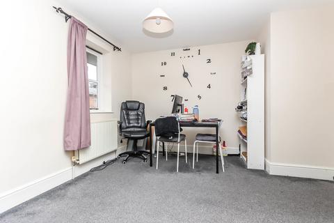 2 bedroom flat for sale, Irthlingborough Road, Wellingborough NN8