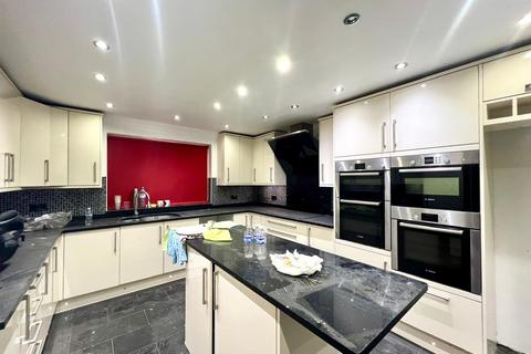 7 bedroom semi-detached house to rent, Glebe Road, Hayes UB3