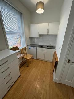 Studio to rent, Elm Grove, Cricklewood