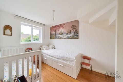 16 Foundry Close, London, SE16 6NS