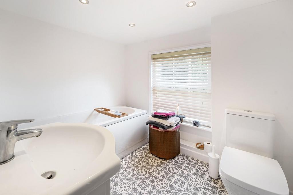 UPSTAIRS BATHROOM.jpg