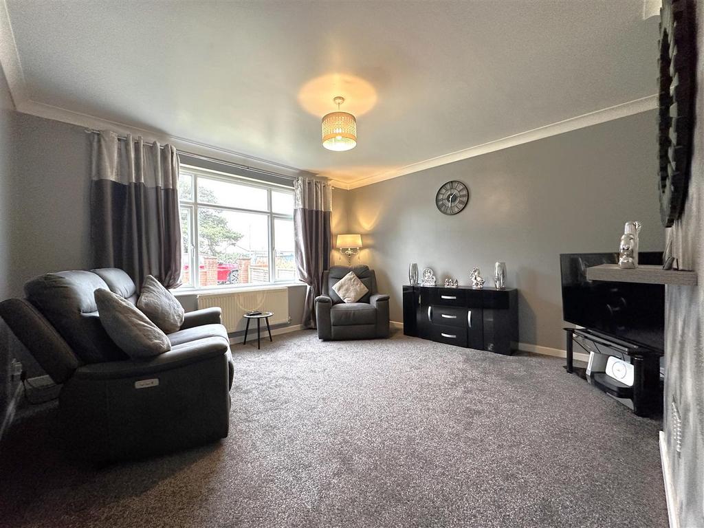 Spacious Lounge 006