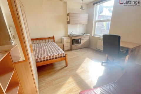 Studio to rent, Hartley Road, Radford