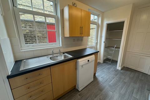 4 bedroom semi-detached house to rent, Howes Place, Cambridge CB3