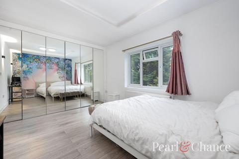 4 bedroom flat for sale, The Vale, London, NW11