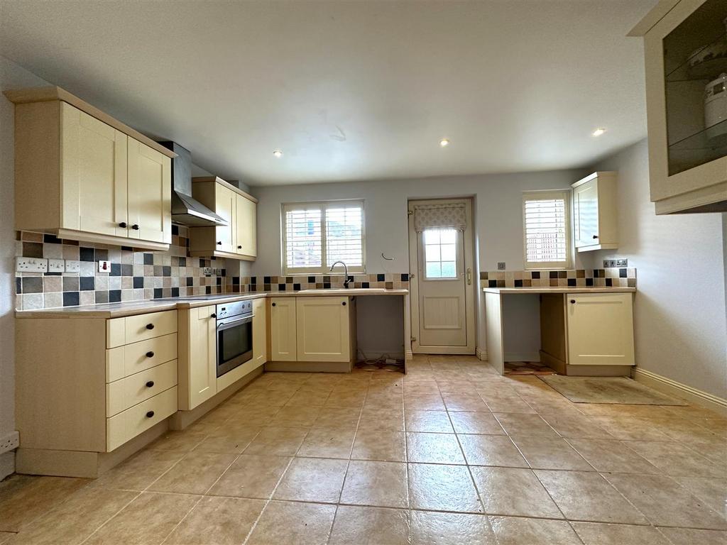 Extensive Fitted Kitchen 813