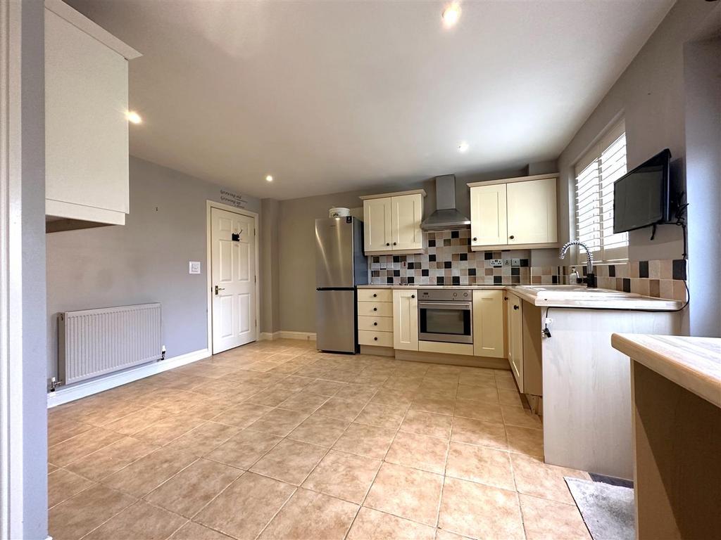 Well-Appointed Dining Kitchen 722