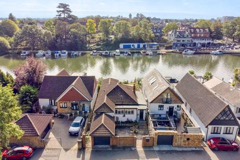 3 bedroom detached bungalow for sale, River Ash Estate, Shepperton