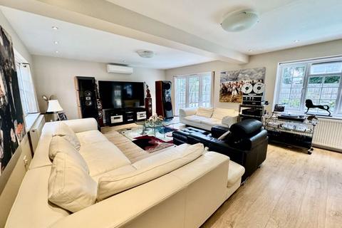 25 Butterfield, Wooburn Green, High Wycombe, HP10 0PX