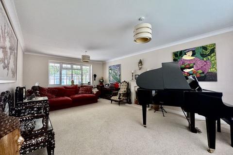 25 Butterfield, Wooburn Green, High Wycombe, HP10 0PX