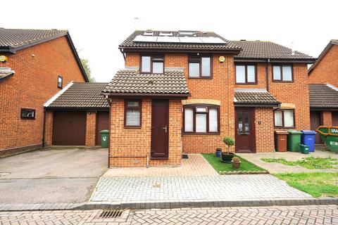 4 bedroom semi-detached house to rent, Hogg Lane, Grays