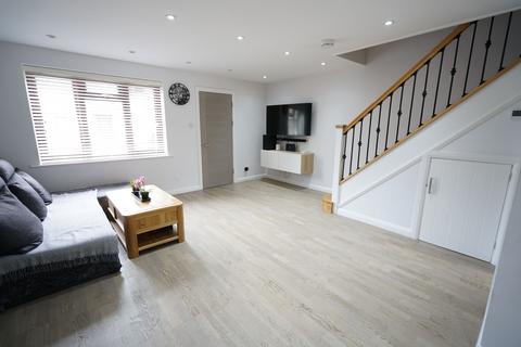 4 bedroom semi-detached house to rent, Hogg Lane, Grays