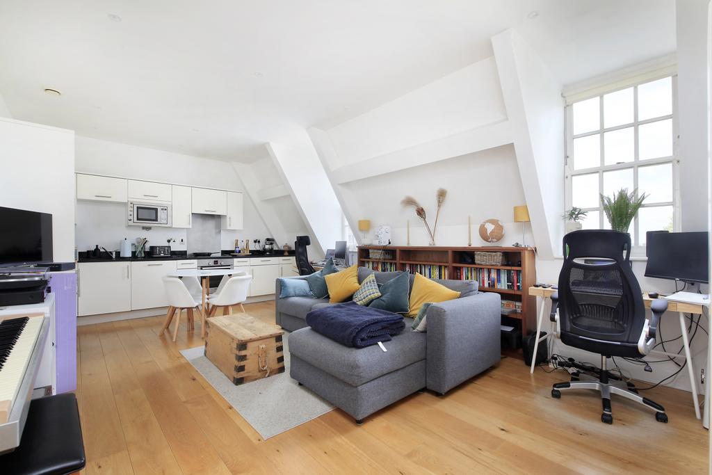 Clapham Common South Side, London SW4 1 bed flat to rent £2,000 pcm
