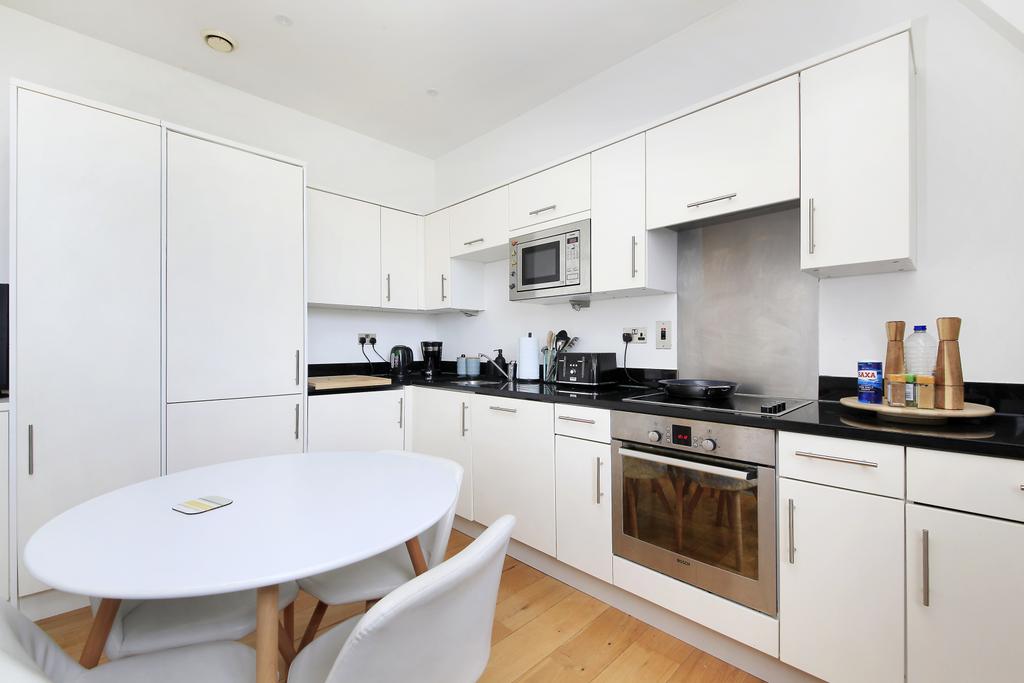 Clapham Common South Side, London SW4 1 bed flat to rent £2,000 pcm