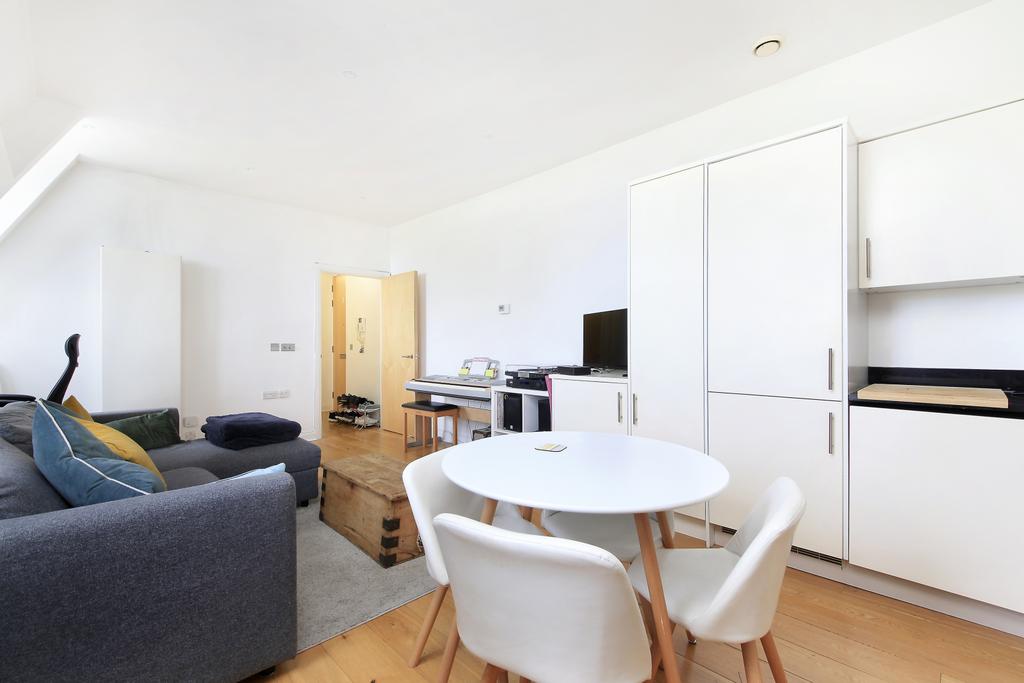 Clapham Common South Side, London SW4 1 bed flat to rent £2,000 pcm
