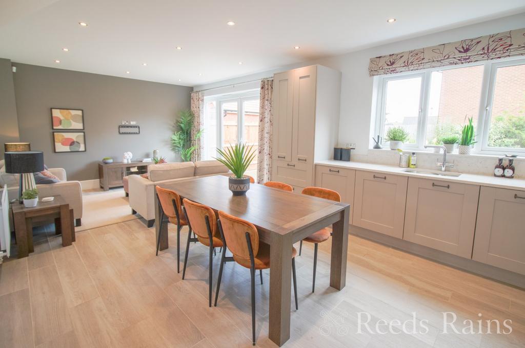 Leamington Road, Ellesmere Port CH66 4 bed detached house for sale £