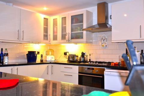 4 bedroom house to rent, 4 Bedroom House in Lingfield Road