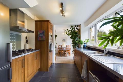 15 Bincombe Drive, Crewkerne, TA18 7BE