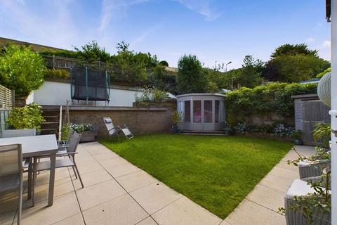 15 Bincombe Drive, Crewkerne, TA18 7BE