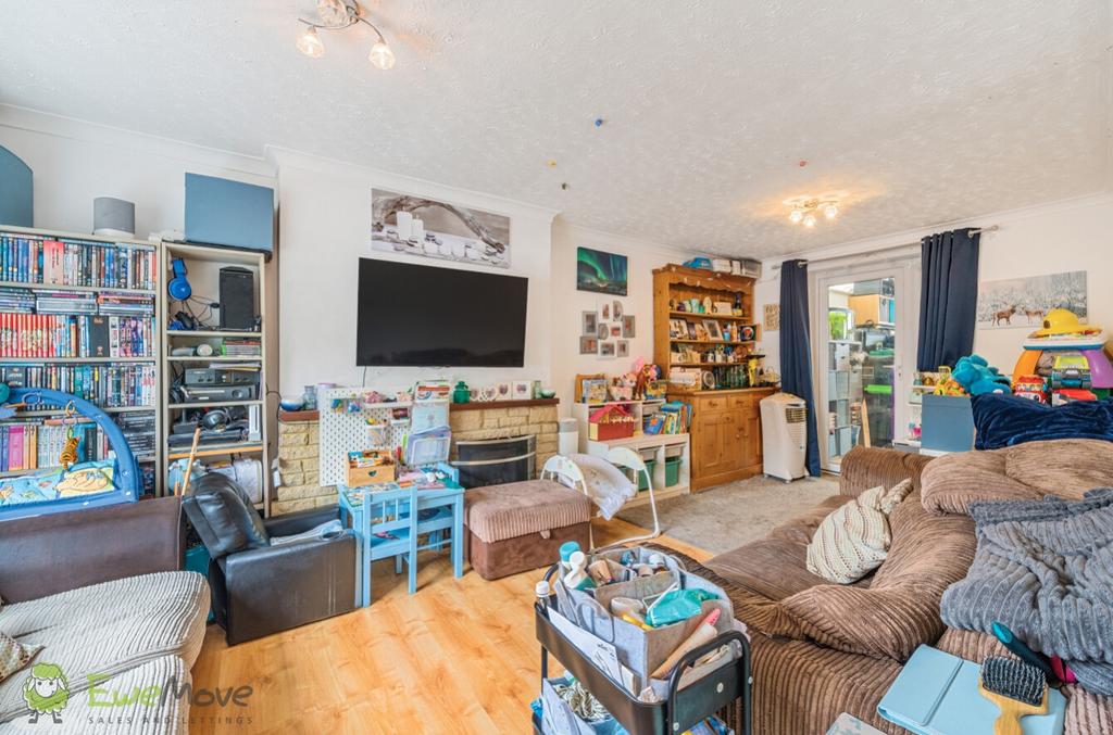Deanswood Road, Tadley RG26 2 bed semidetached house for sale £325,000