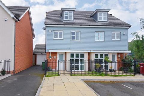 4 bedroom townhouse to rent, Mathecombe Road, Cippenham