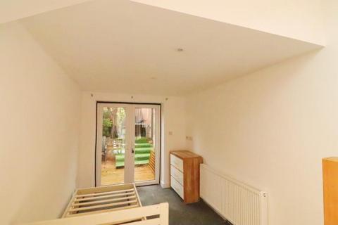 Studio to rent, Annexe, 19 Row Hill, Ottershaw, KT15 1DL