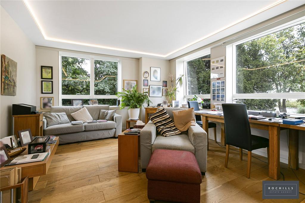 Wellington Close, WALTONONTHAMES... 2 bed apartment for sale £350,000