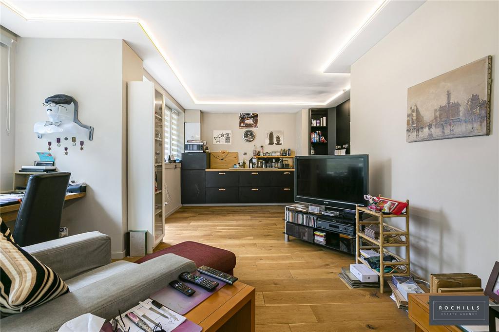 Wellington Close, WALTONONTHAMES... 2 bed apartment for sale £350,000