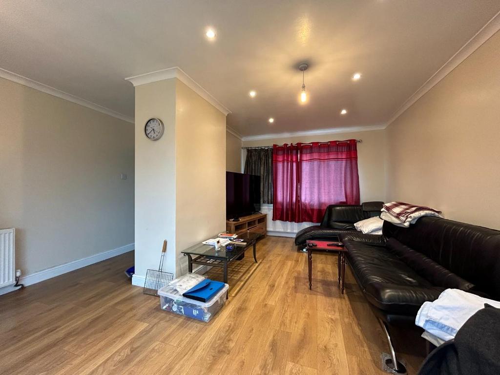 Ramsey Road, Halstead CO9 3 bed detached house to rent £1,450 pcm (£