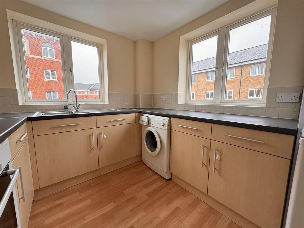 Saltash Road, Swindon SN2 2 bed flat for sale £140,000