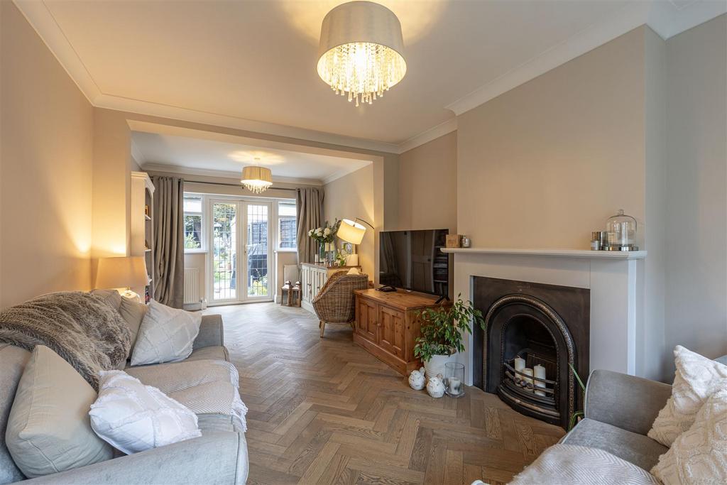 Lime Grove, Addlestone 3 bed semidetached house for sale £550,000