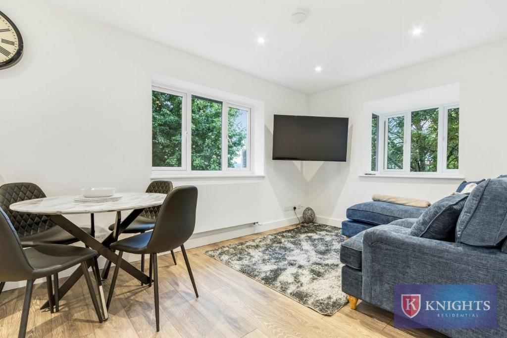 Mandeville Court, London, E4 1 bed flat for sale £240,000