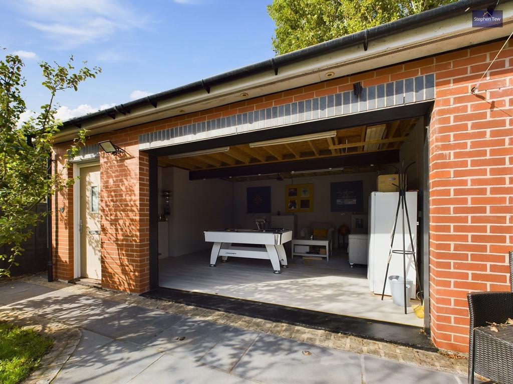 Outdoor Living/Entertainment Room