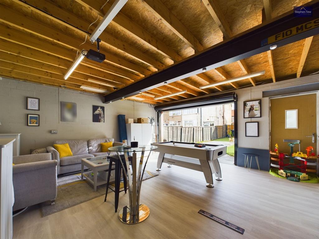 Outdoor Living/Entertainment Room