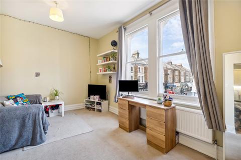 2 bedroom apartment to rent, Broomwood Road, SW11