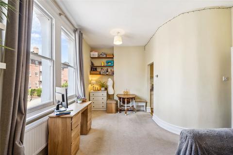 2 bedroom apartment to rent, Broomwood Road, SW11