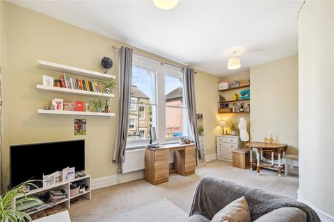 2 bedroom apartment to rent, Broomwood Road, SW11