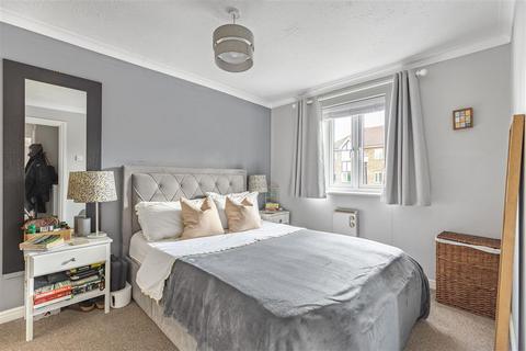 2 bedroom flat for sale, Woodgate Drive, SW16