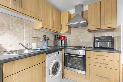 2 bedroom flat for sale, Woodgate Drive, SW16