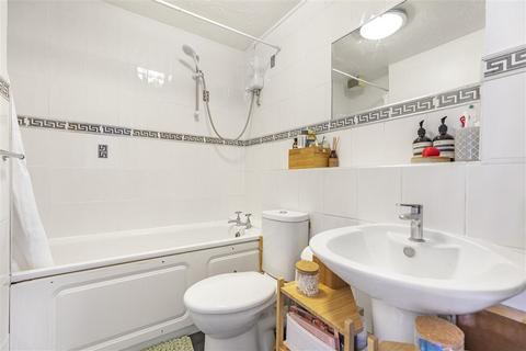 2 bedroom flat for sale, Woodgate Drive, SW16