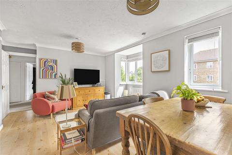 2 bedroom flat for sale, Woodgate Drive, SW16