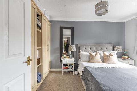 2 bedroom flat for sale, Woodgate Drive, SW16