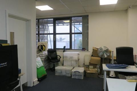 Industrial unit to rent, Manhattan Business Park, London W5