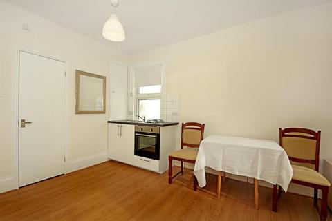 Studio to rent, Uxbridge Road, W3