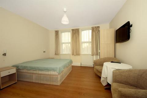 Studio to rent, Uxbridge Road, W3