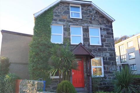 3 bedroom semi-detached house to rent, North Street, Pwllheli