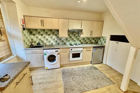 3 bedroom semi-detached house to rent, North Street, Pwllheli